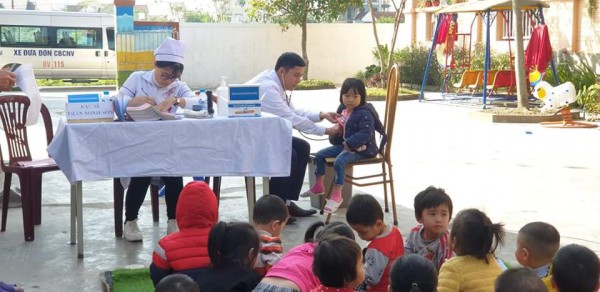 khám sức khỏe cho trẻ tại trường mầm non