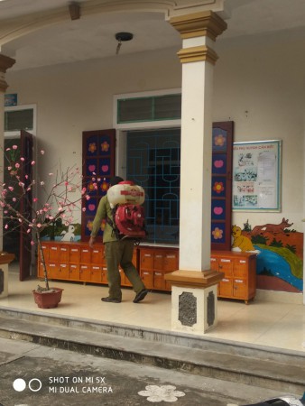 Công tác vệ sinh trường lớp,phun thuốc khử khuẩn chuẩn bị đón trẻ tựu trường