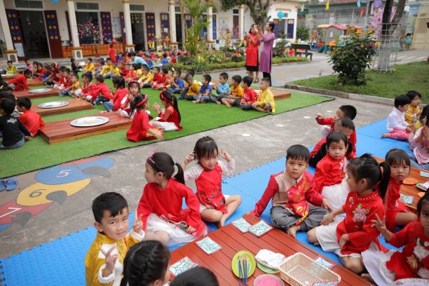 Ảnh bé vui đón tết năm 2020 x