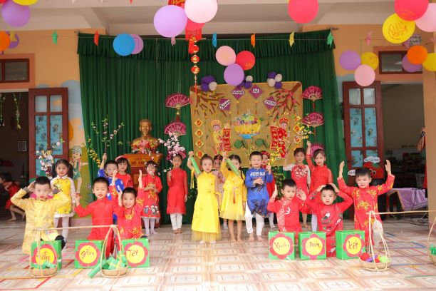 Ảnh bé vui đón tết năm 2020 x jpgx