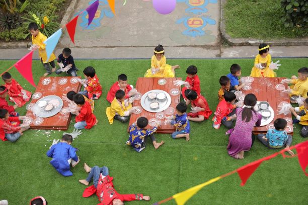 Ảnh các cháu 5 tuổi trải nghiệm nặn bánh