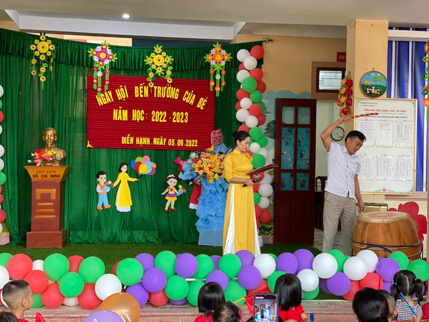 Đánh trống khai giảng