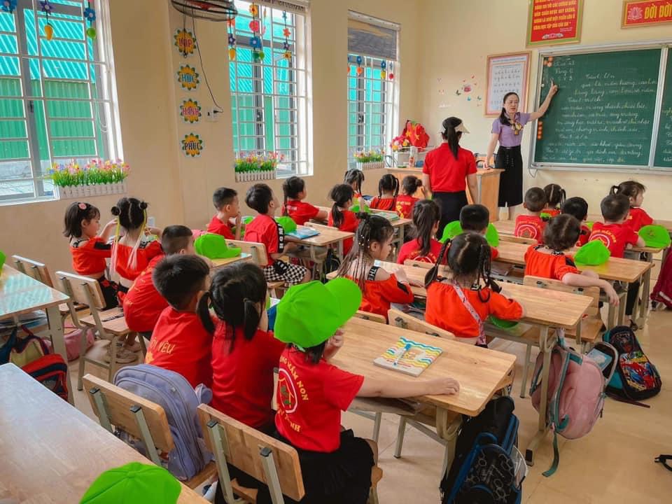 Hình ảnh trẻ tham quan lớp học