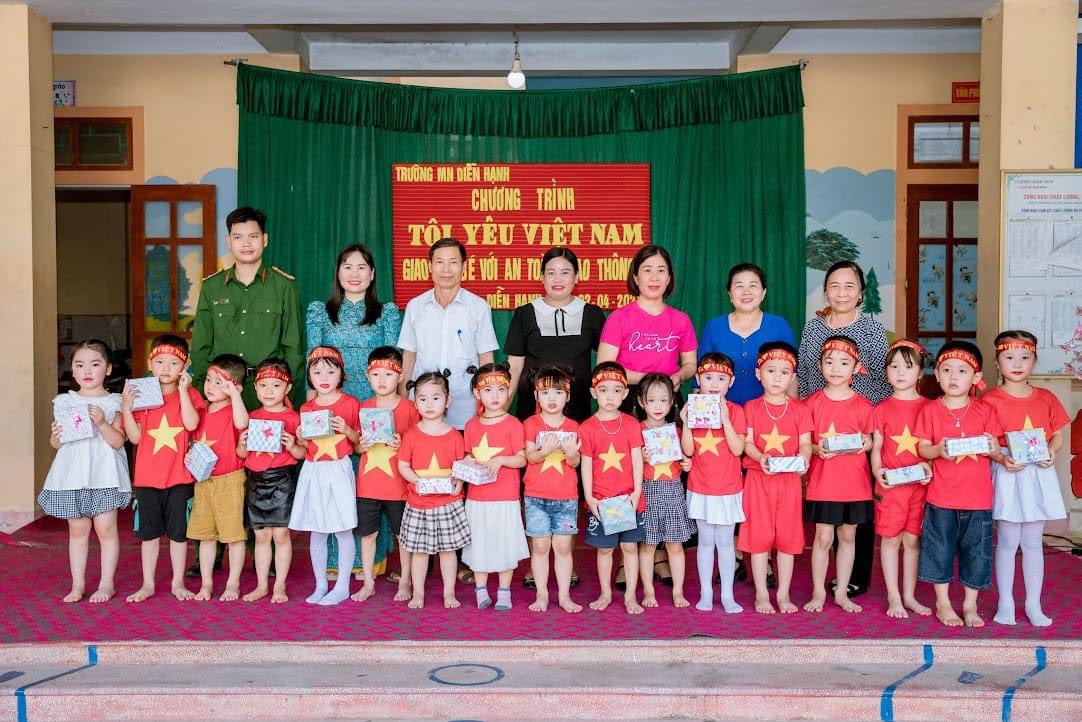 Hình ảnh tổ chức chương trình bé với ATGT