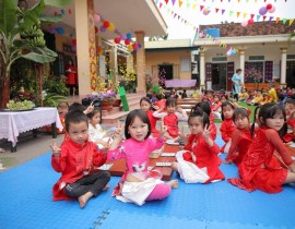 Ảnh bé vui đón tết năm 2020