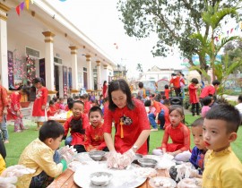 Ảnh bé vui đón tết năm 2020